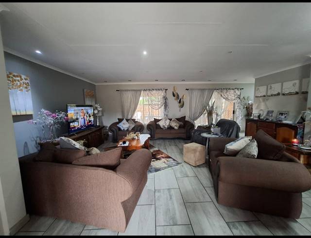 2 BEDROOM HOUSE FOR SALE IN VANDERBIJLPARK SW 5